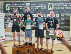 Młodszy aspirant Mirosław Karolewicz ze srebrnym medalem i dyplomem na drugim stopniu podium. Na pierwszym miejscu zawodnik z 10-letnim chłopcem, na najniższym stopniu podium ex aequo dwóch zawodników.